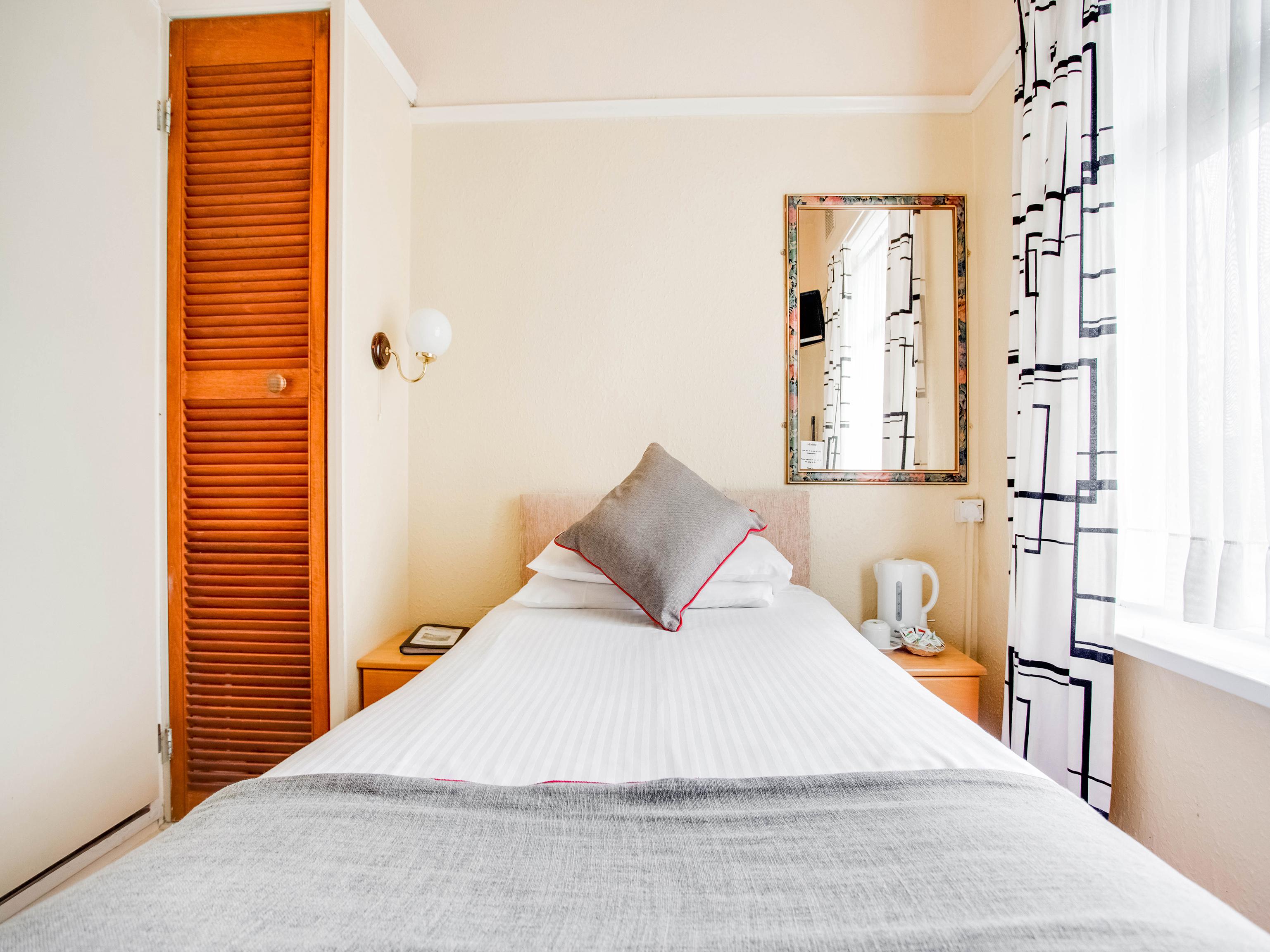 Oyo Godolphin Arms Hotel 3*
