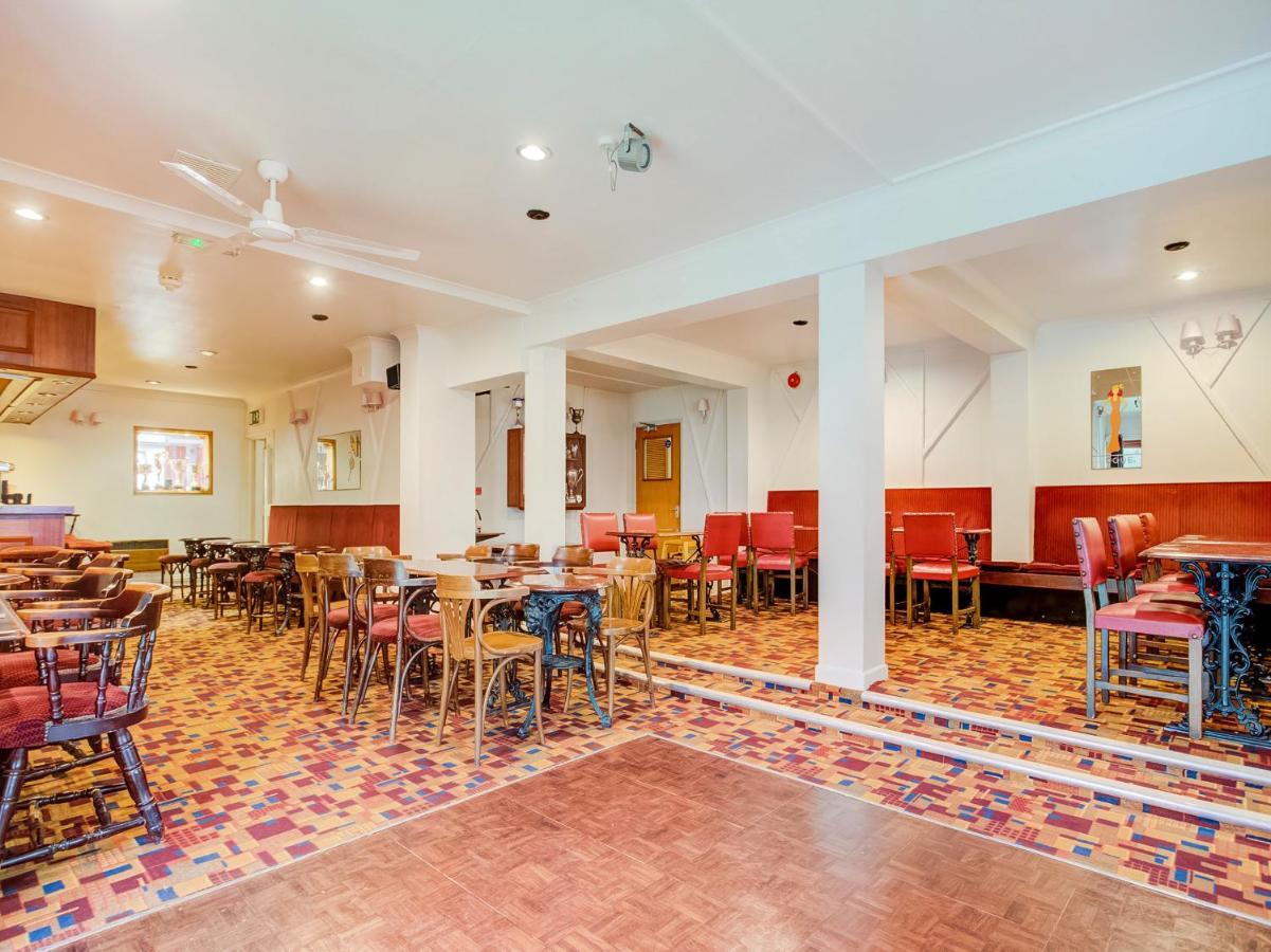 Oyo Godolphin Arms Hotel 3*